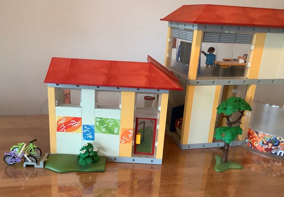 Playmobil Große Schule mit Turnhalle, möbliert in Jüchen