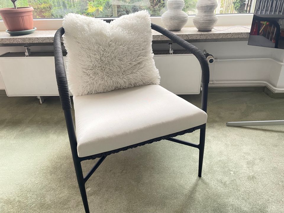schwarzer geflochtener Stuhl mit weißem Kissen in Hamburg