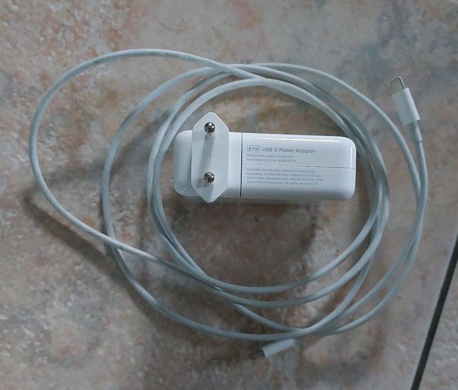 Apple USB-C 87 Watt Power Adapter in Am Mellensee