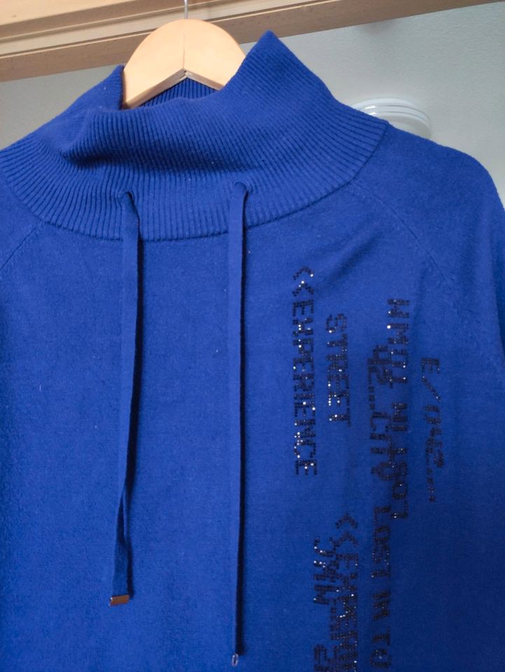 Royal blauer Pullover in Neu Ulm