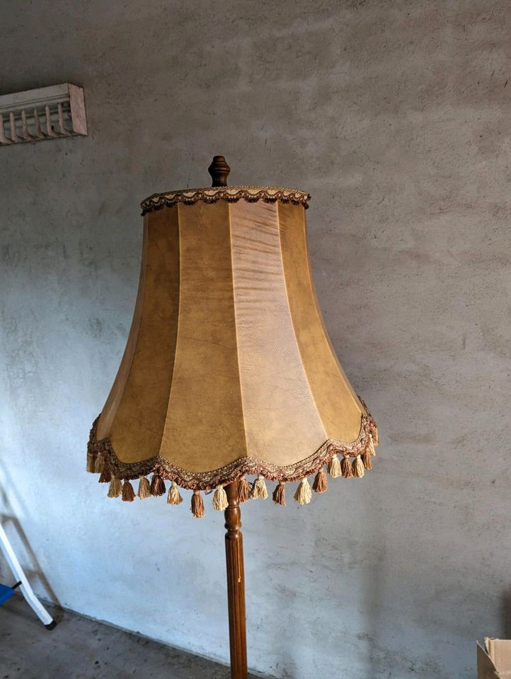 Antike Stehlampe in Westerholt