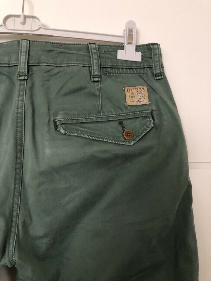 Guess Herren Hose Gr W31 L34 Chino Stoffhose Original grün Top in München