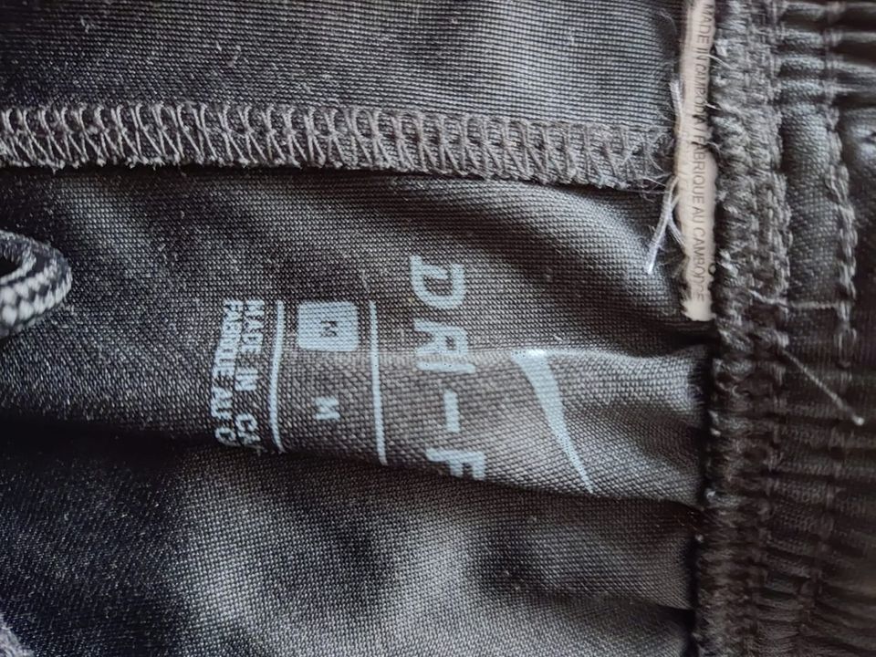 Nike black schwarz shorts Gr. S / M in Traubenmühle