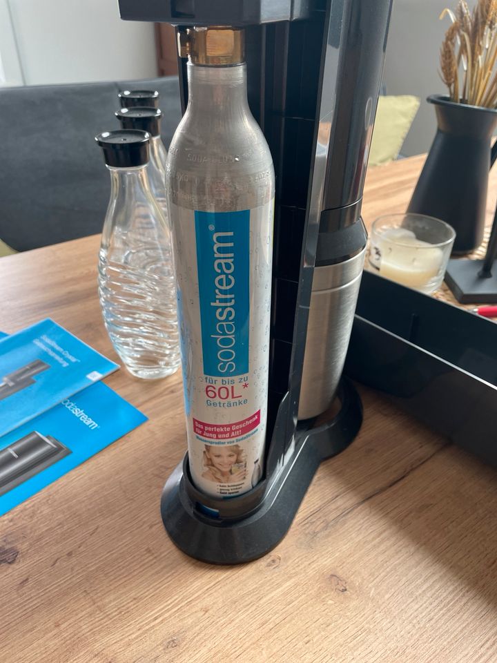 Sodastream mit 3 Glasflaschen und Zylinder in Bochum