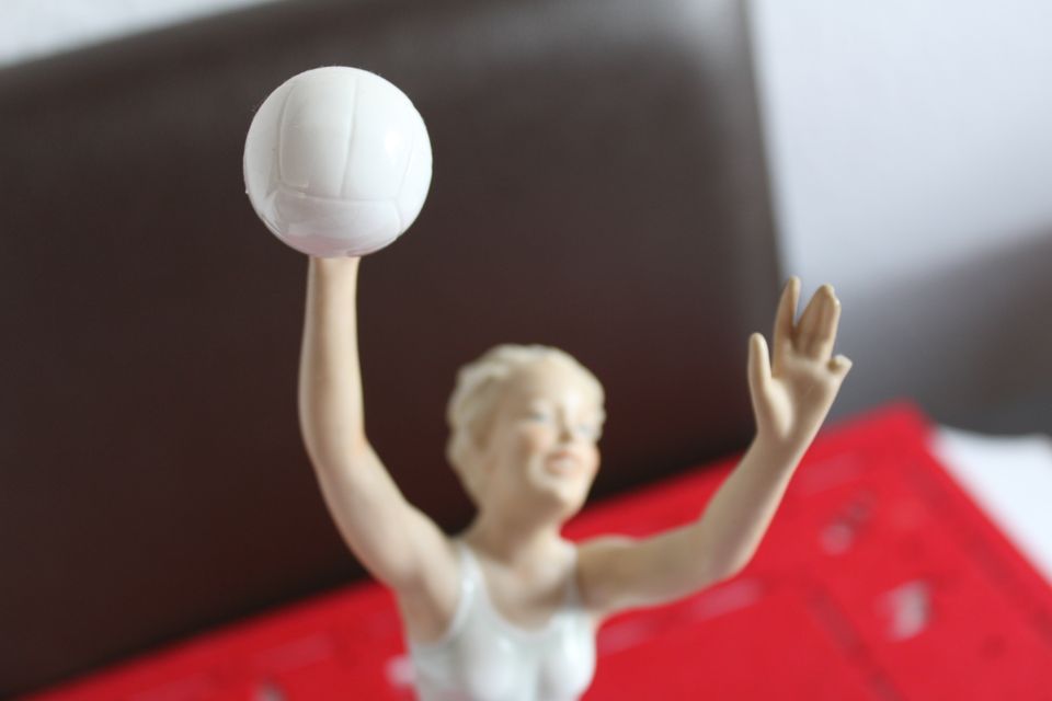 Porzellanfigur Sportlerin mit Ball Art decor Schaubachkunst in Erfurt