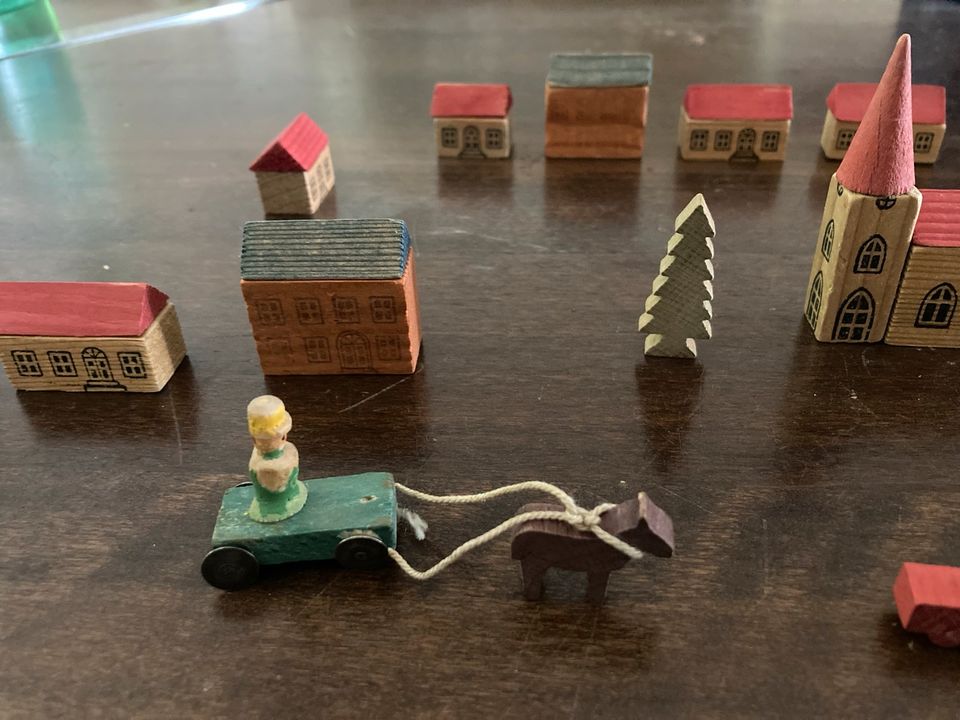 Holzspielzeug DDR Tiere Häuser alt Miniatur Kinderzimmer Spiel in Duisburg