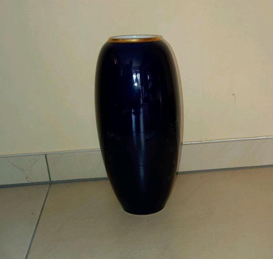 Vase dunkelblau in Wiehl