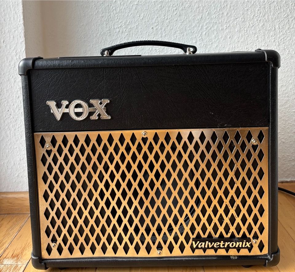 VOX VT15 (15 W Modeling Guitar Amplifier) - Valvetronix in Freiburg im Breisgau