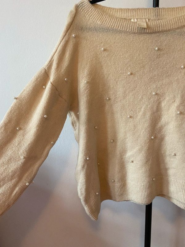 Cremefarbener Pullover mit Perlen, H&M in Erlangen