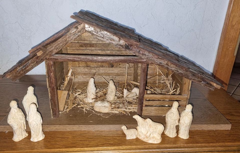 Krippe mit Figuren ca. 60x 23cm, Handarbeit , Weihnachtskrippe in Steinhagen