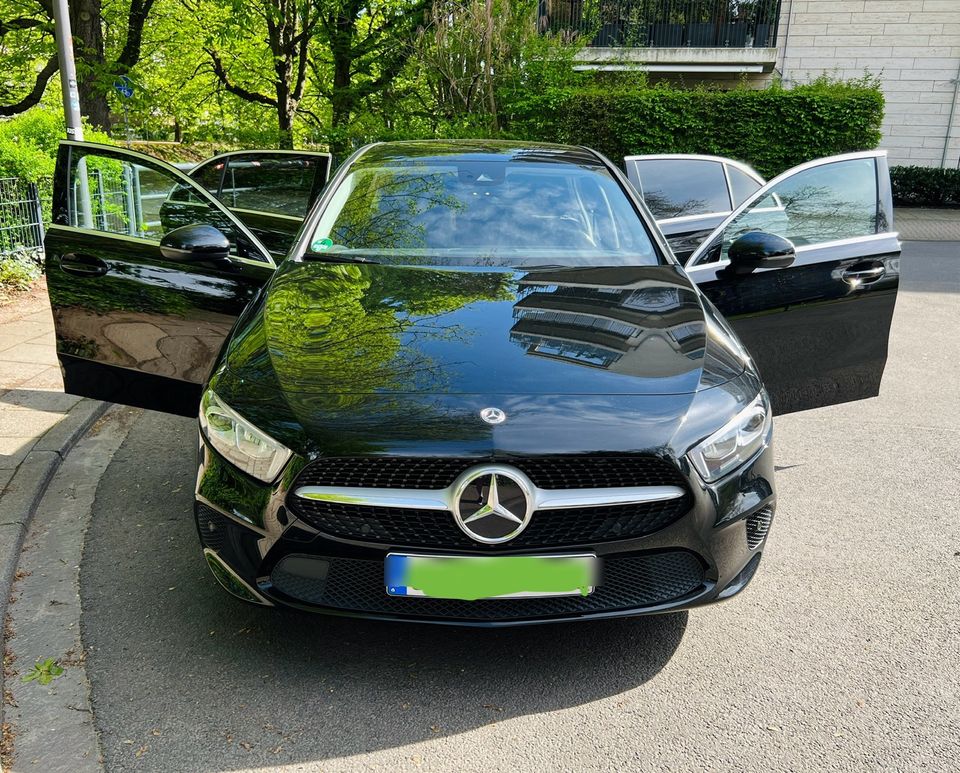 Neuwertige Mercedes Benz A 180 Klasse 4-Türer in schwarz in Köln