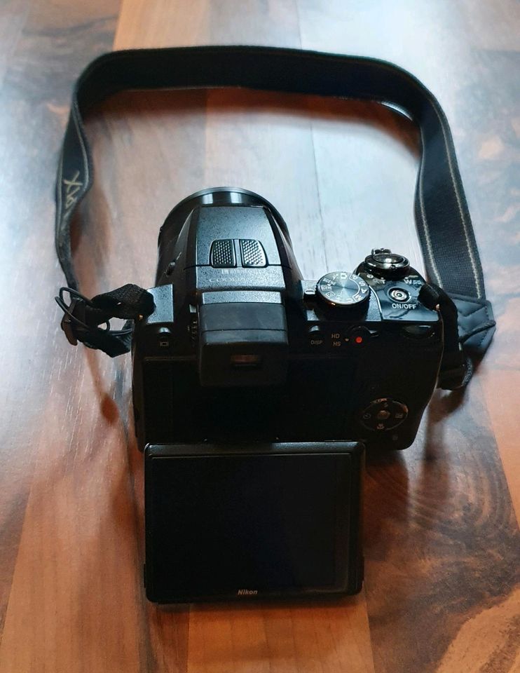 Nikon Coolpix P100 Digitalkamera mit Hama Gamma 72 Kamerastativ in Duisburg