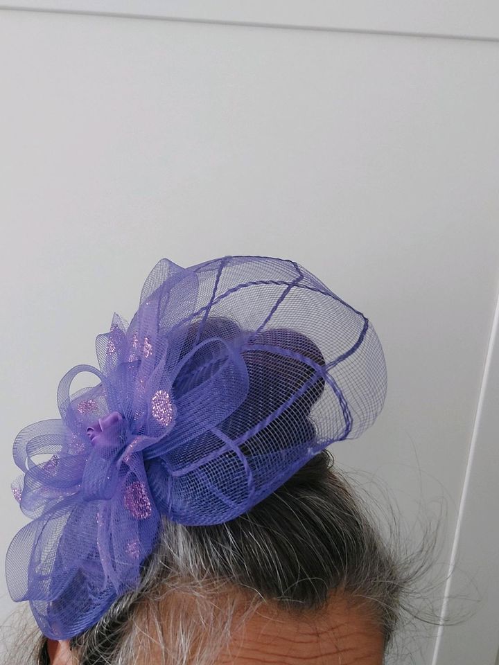 Fascinator Hut Kopfschmuck Haarschmuck lila unbenutzt in Braunschweig