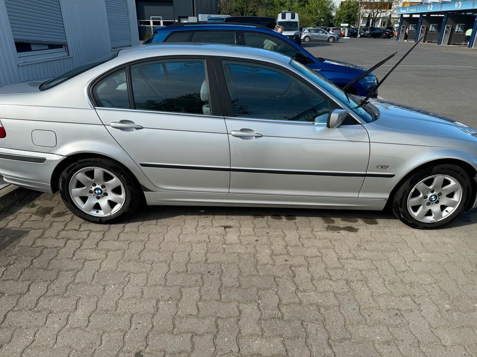 BMW 323i, in einem Guten Zustand in Potsdam