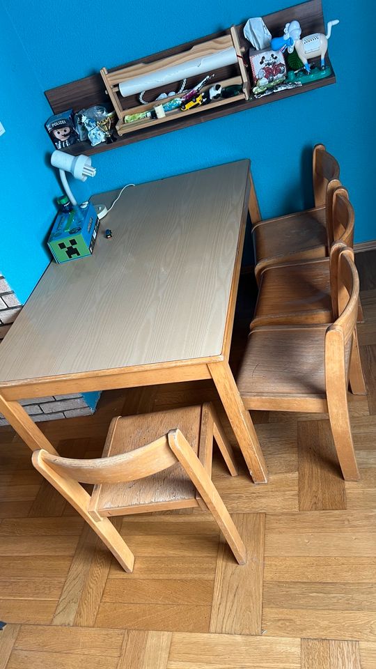 Vollholz Kindertisch mit 4 Stühlen in Wadern