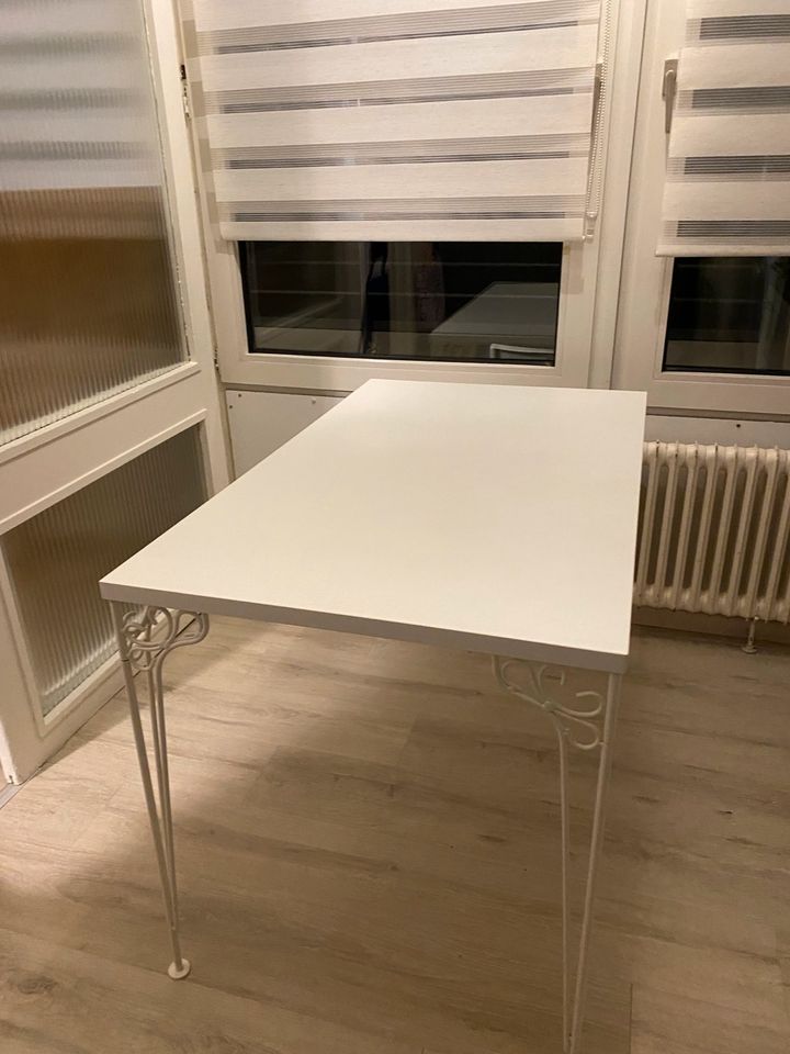 Einen schönen weißen Tisch in Düsseldorf
