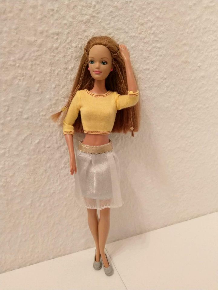 Barbie Anziesachen Klamotten Kleider 15 Pro Kleidung in Berlin