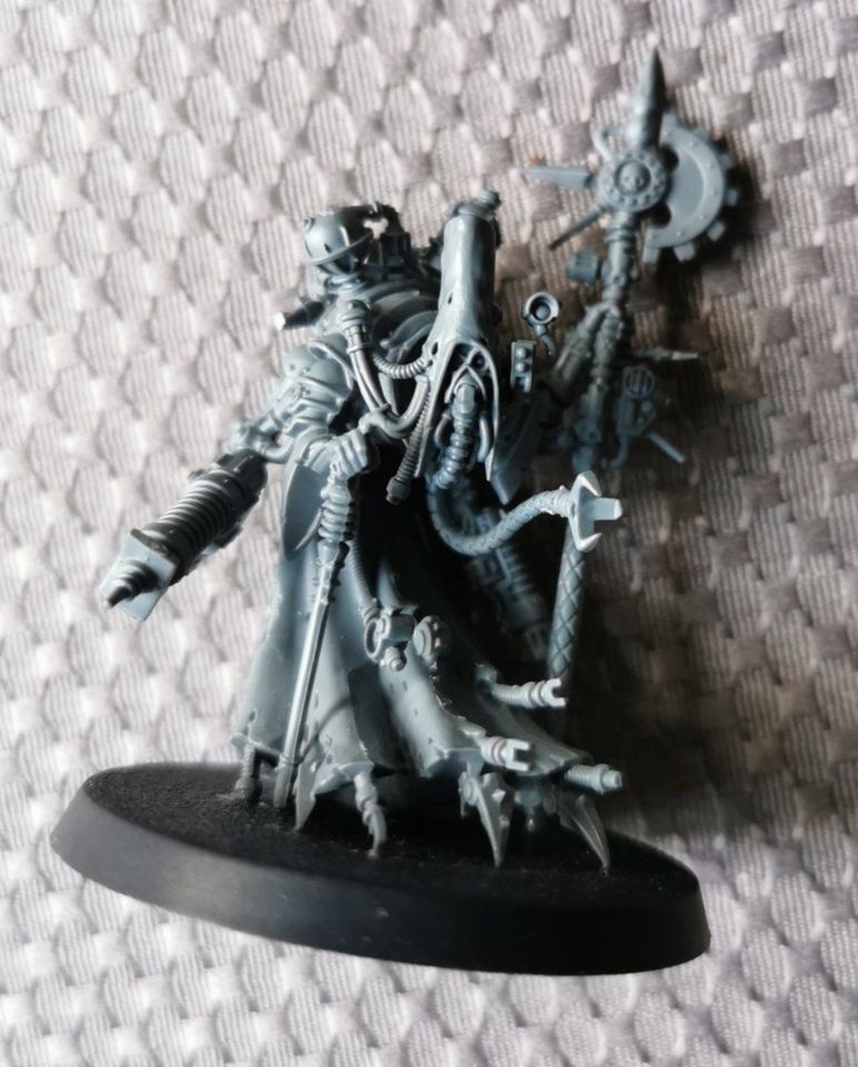 Warhammer 40K Adeptus Mechanicus Tech-Priest Dominus in Solingen