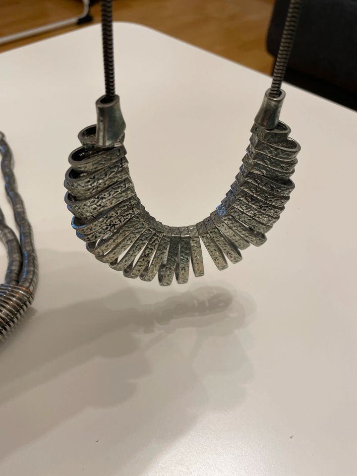 2 Modeschmuck Halsketten zusammen  für 5€ in Stuttgart