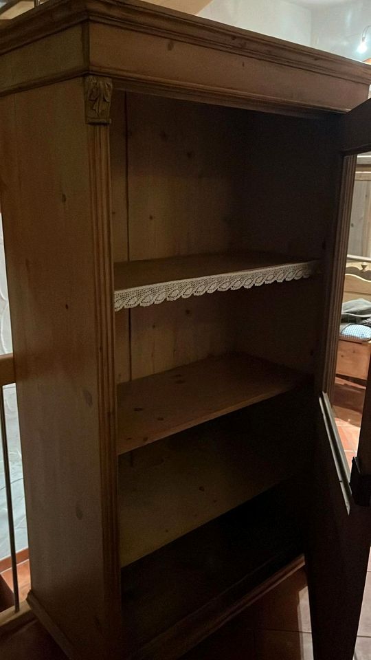 Schöner antiker Esszimmerschrank, Vitrinenschrank in Neunkirchen Siegerland