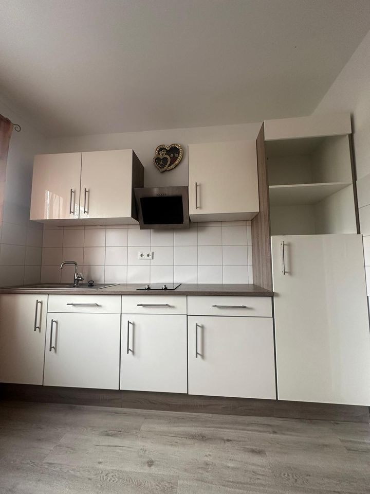 Schöne Küche weiss hochglanz 285cm in Frankfurt am Main