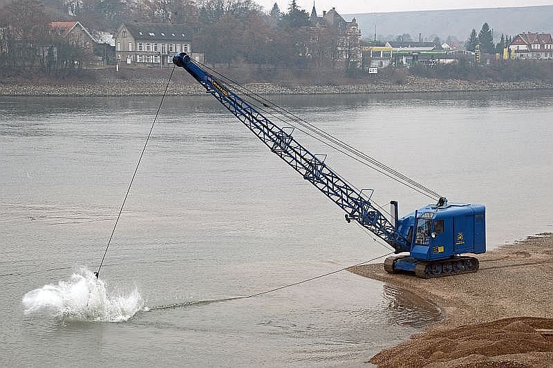 Angelseeaushub o. ä. mit Seilbagger in Rhein Main in Mainz