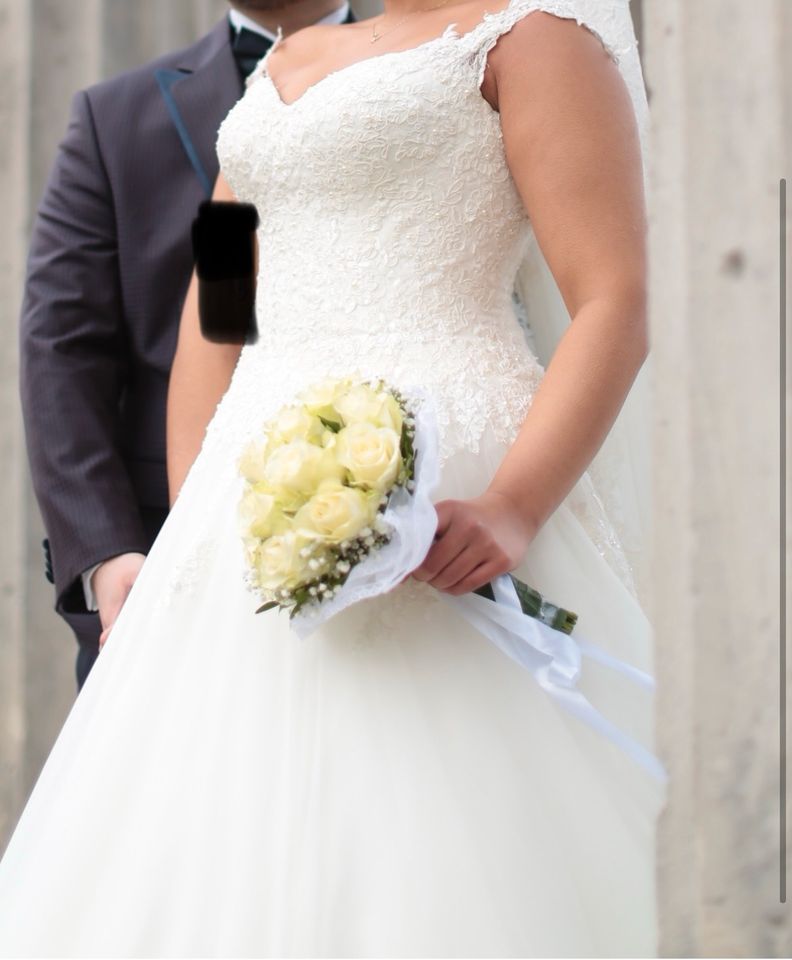 Brautkleid mit hochwertiger französischer Spitze in Berlin