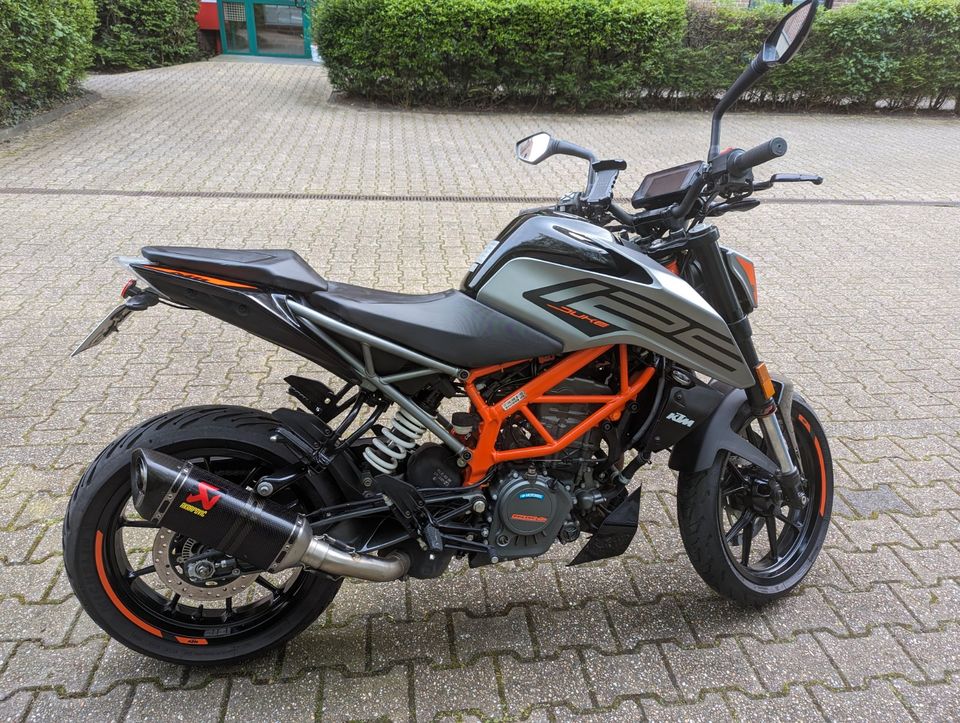 KTM 125 Duke ABS mit Akrapovic Endschalldämpfer , TOP-Zustand in Bergisch Gladbach