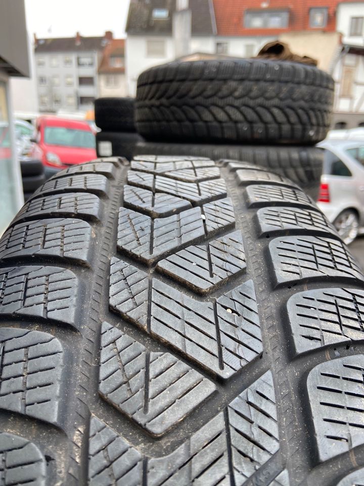 Original Alufelgen Audi Q5 FY Winterräder 235/65R17 Pirelli in Hanau