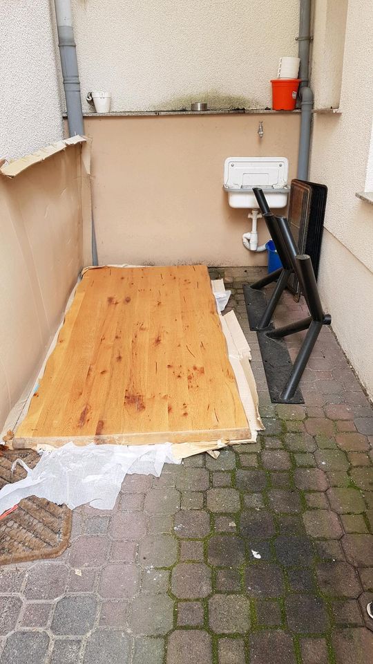 Holztisch mit metallgestell in Heusenstamm