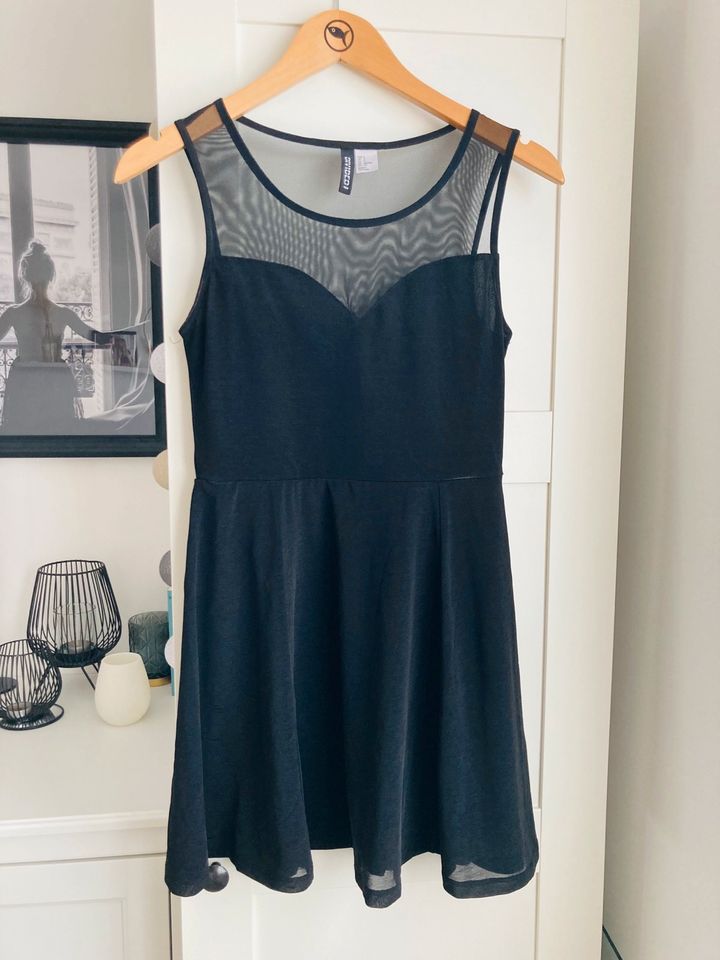 Schwarzes Kleid mit netzoptik skaterkleid H&m in Rieste