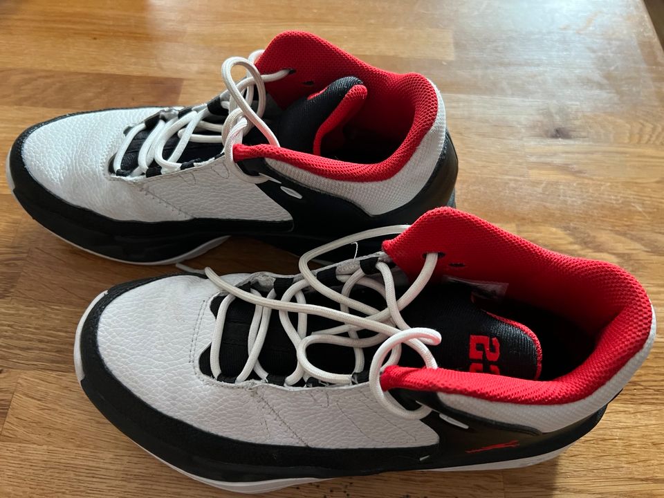 Nike Jordan Basketballschuhe Gr. 40 schwarz weiss rot in Planegg