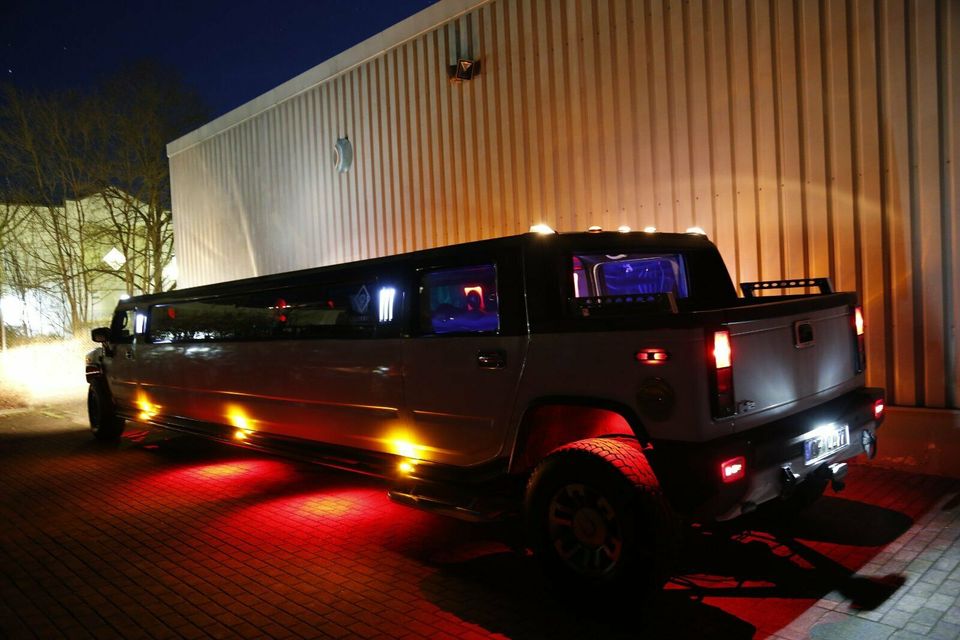 Hummer H2 SUT Weiß Schwarz Limousine in Frankfurt mieten in Frankfurt am Main