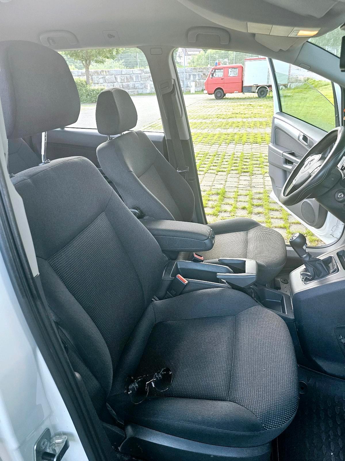 Abbildung des Autos 7sitzer Auto Opel.