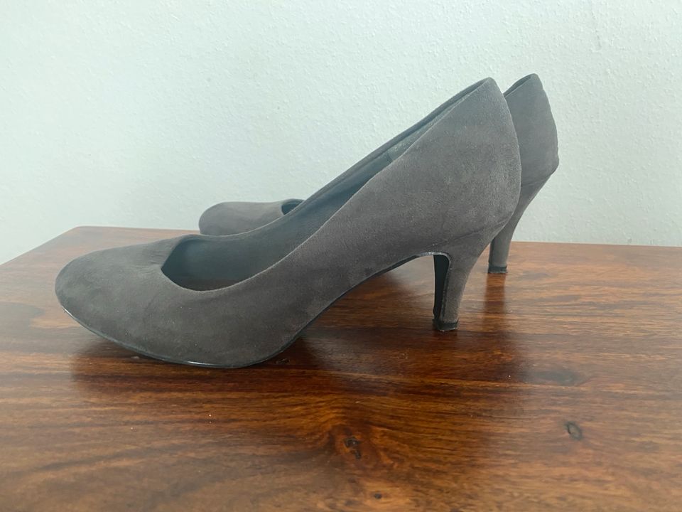 Hohe Schuhe grau, Größe 37 in Schopfloch