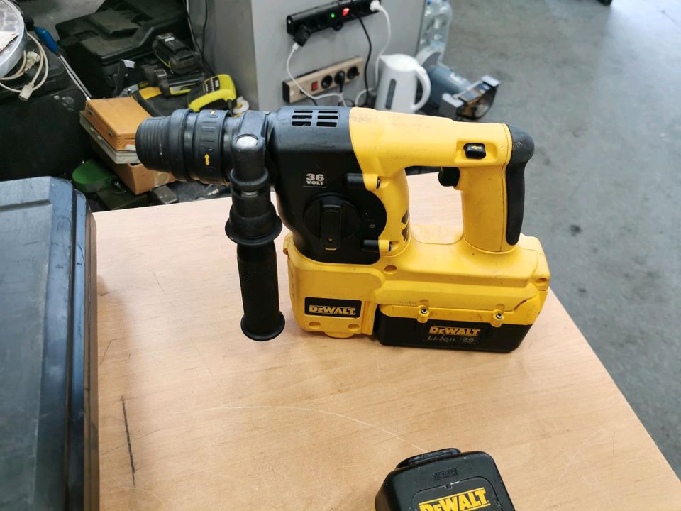 Dewalt DC 234 Kombihammer+2x Akku+Ladegerät+Bohrfutter+Bohrerset in Berlin