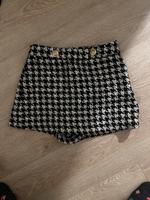 Kurzer Rock-shorts aus schwarz-weißem Tweed mit silbernen Knöpfen Frankfurt am Main - Nordend Vorschau