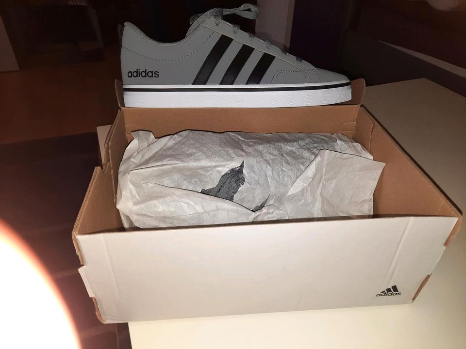 Adidas Sneaker Neu Ungetragen. in Garbsen