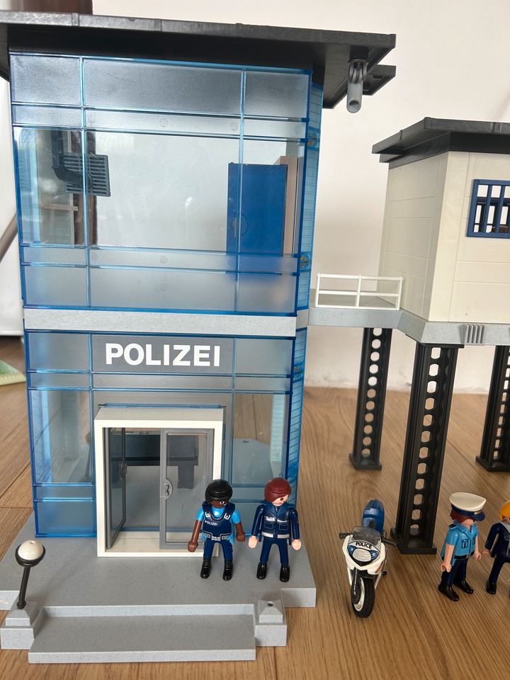 Playmobil Polizeiwache Station mit Figuren und Fahrzeuge in Kiebitzreihe