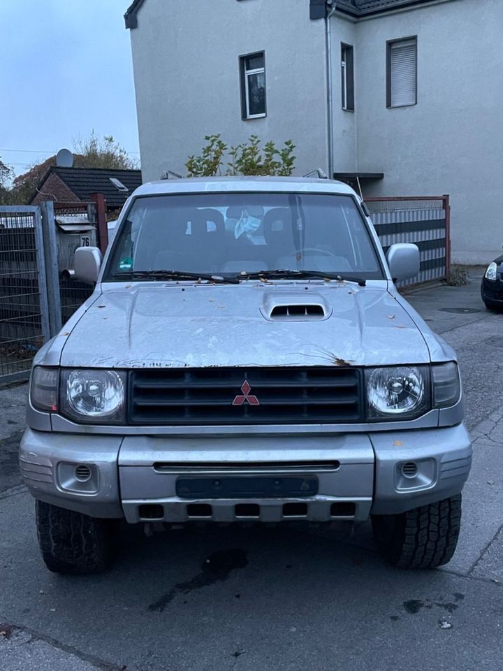 Mitsubishi Pajero 2,5 TD in Bottrop