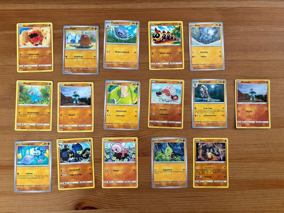 Pokemon Kartensammlung mit Sammelalbum Pikachu Evoli, 225 Karten in Rehna