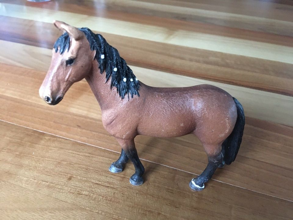 Schleich Trakehner Stute mit hübsch geflochtener Mähne in Eltville