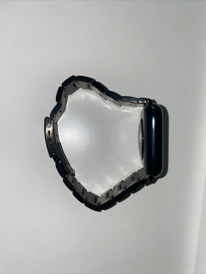 Apple Watch SE 44mm inkl. zwei Armbänder u. Ladekabel in Düren