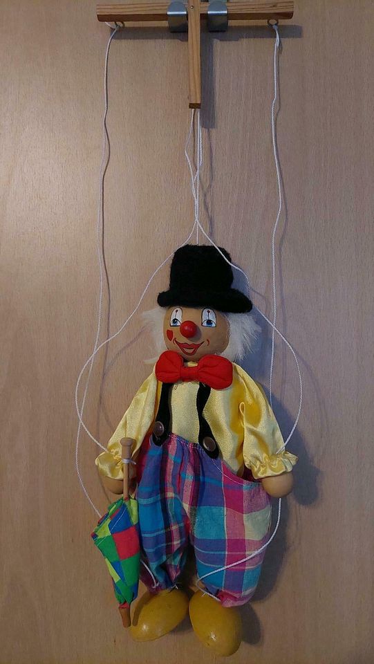 Clown auf Schaukel und Marionette Clown in Hartmannsdorf 