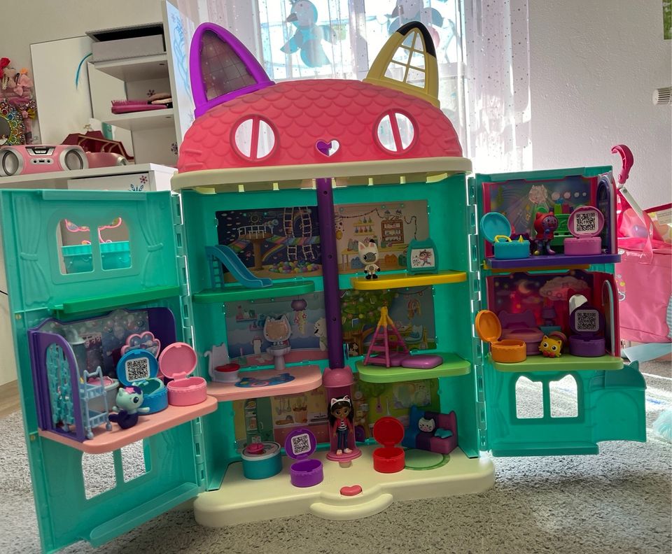 Gabbys Dollhouse Puppenhaus mit viel Zubehör in Köfering