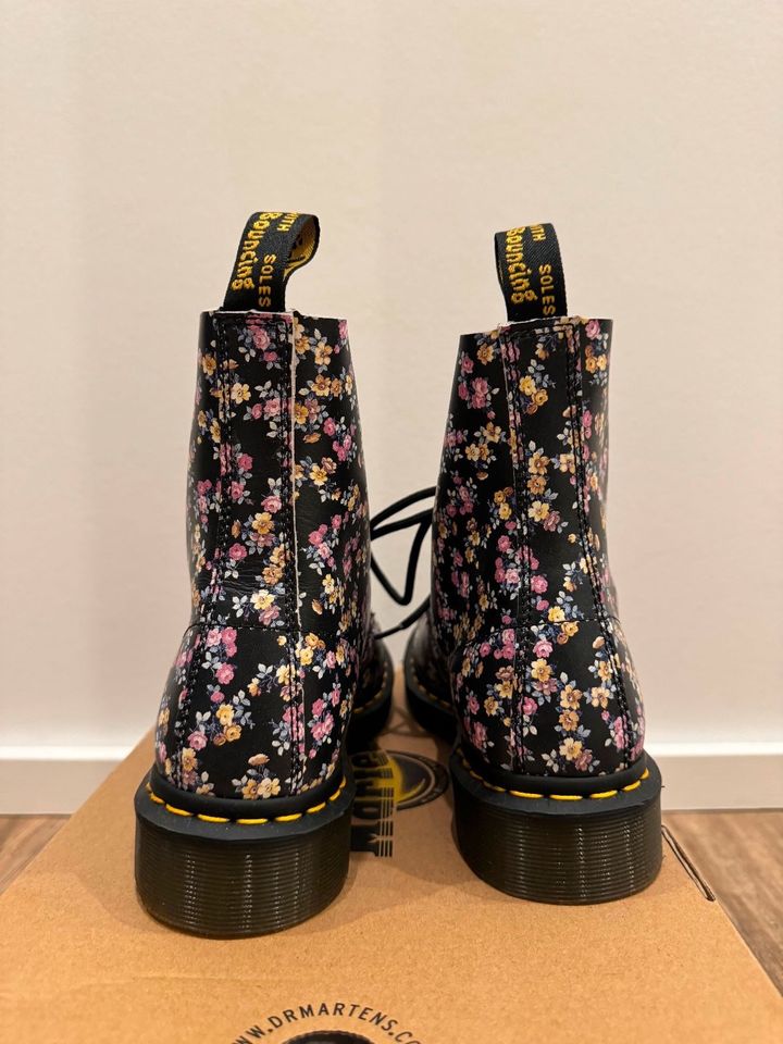 Dr. Martens 1460 Pascal Training schwarz Blumen - Gr. 38 - Neu in Geldern