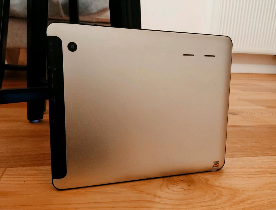 Tolles 9,7" Tablet in silber mit passender Hülle in Barby