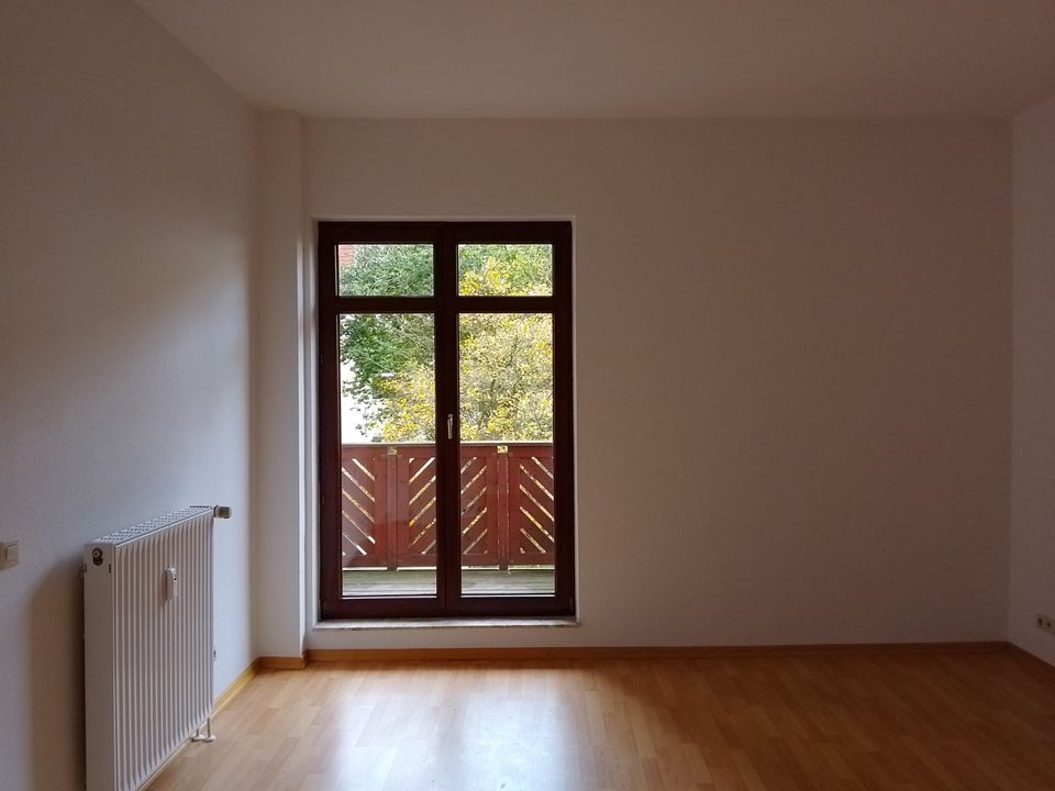 Anfragen NUR per E-Mail. Renovierte 2,5 - Zi. Whg. mit Balkon im 1-OG in 4-Parteienhaus. in Bremerhaven