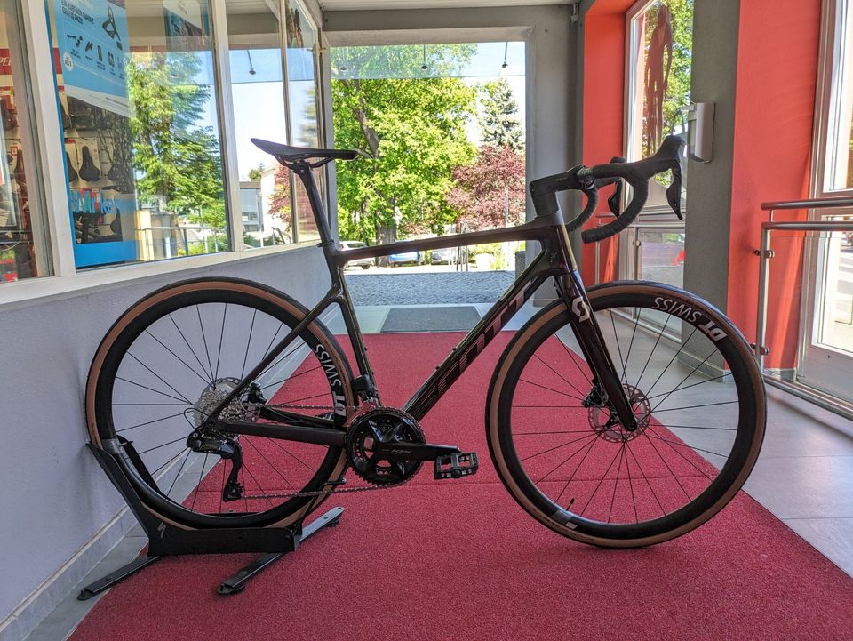 Scott Addict SE - Red Tint Carbon - M54 NEU 105 Di2 in Kamenz