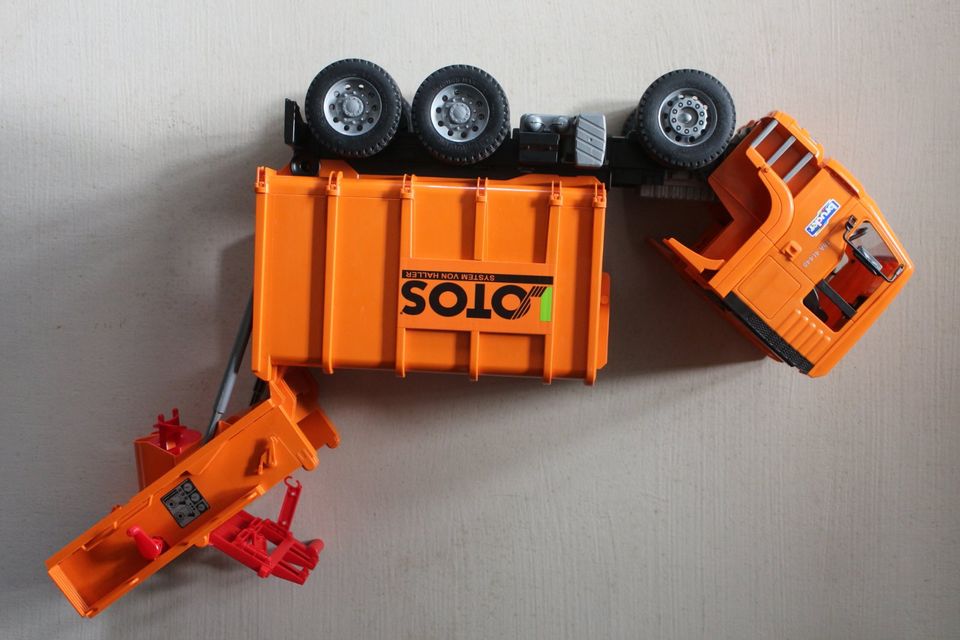 BRUDER Müllabfuhr Müllwagen Müllauto MAN Lotos orange in Pfronten